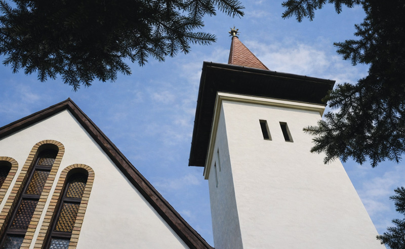 A templom a kertből nézve